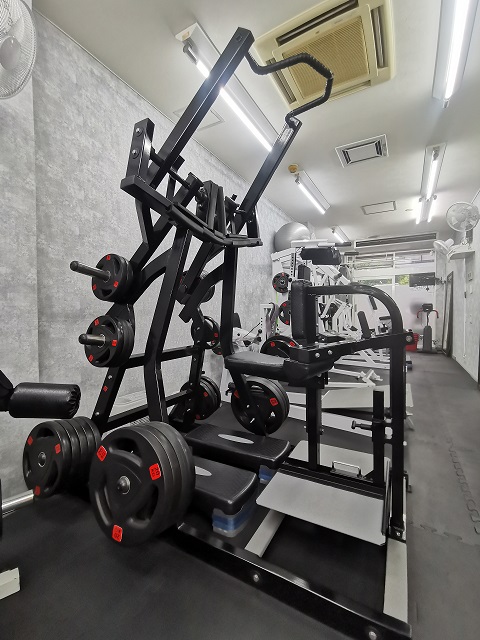 ボディメイクプラスワン流｜アイソラテラルフロントラットプルダウンの