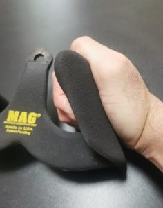 MAGを親指を抜いて握ったところ